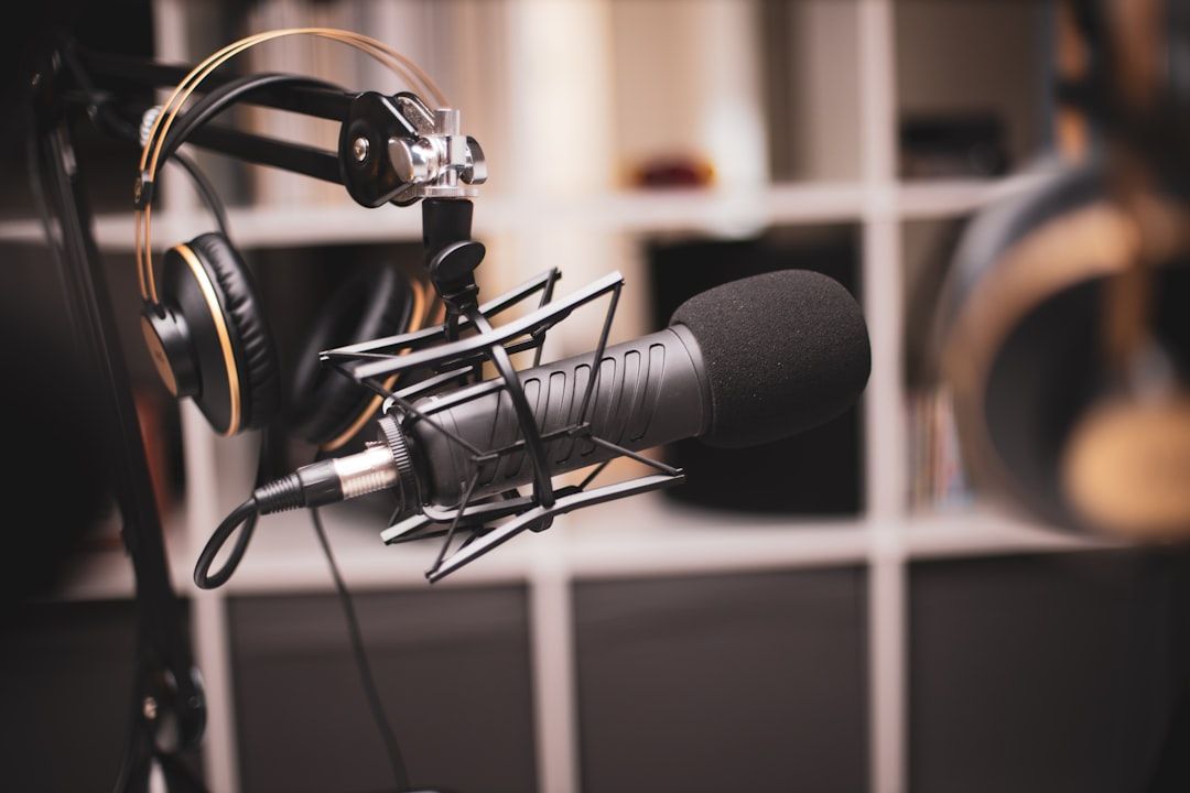 Setup mic Rode dan Zoom Podtrak 8 di meja rekam studio
