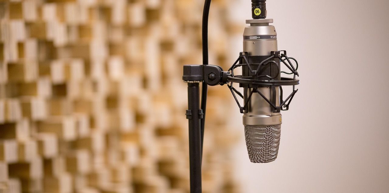 Studio podcast perusahaan profesional lengkap dengan peralatan rekaman di Gading Serpong