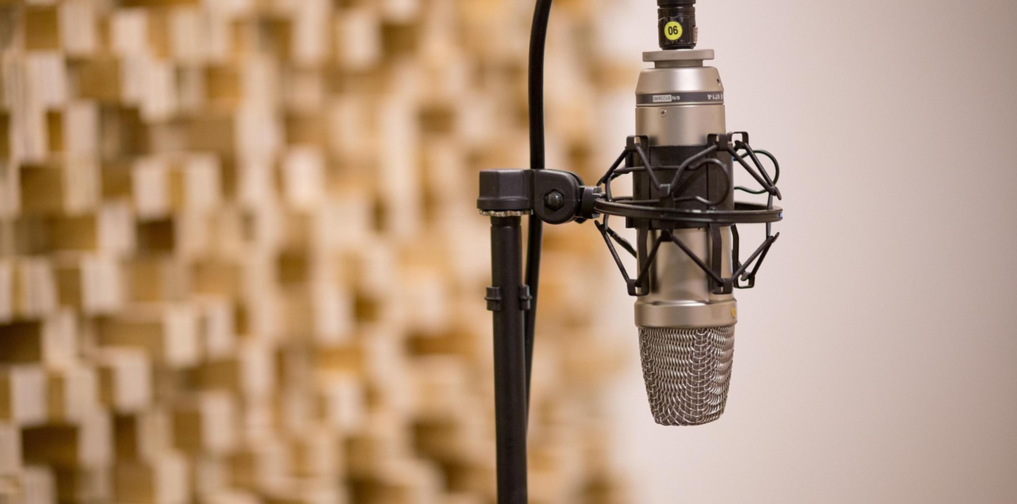 Studio podcast perusahaan profesional lengkap dengan peralatan rekaman di Gading Serpong