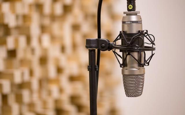 Studio podcast perusahaan profesional lengkap dengan peralatan rekaman di Gading Serpong