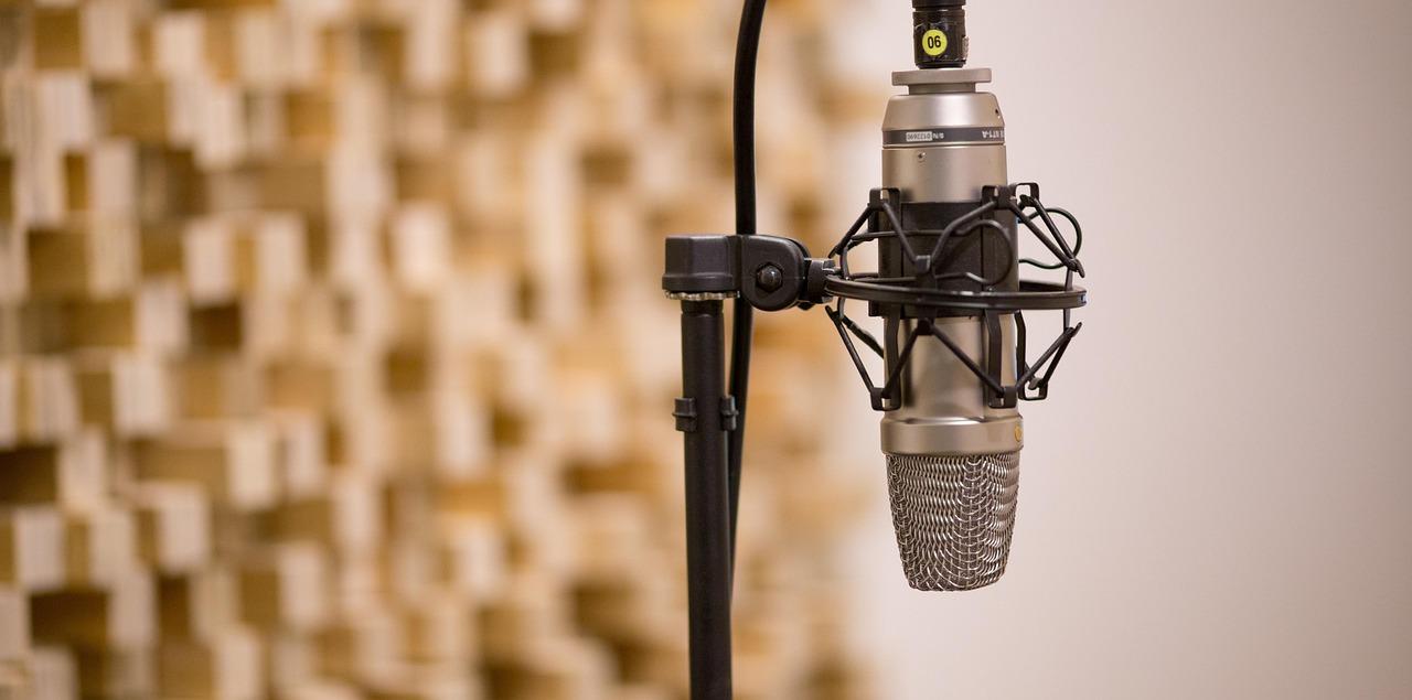 Studio podcast perusahaan profesional lengkap dengan peralatan rekaman di Gading Serpong