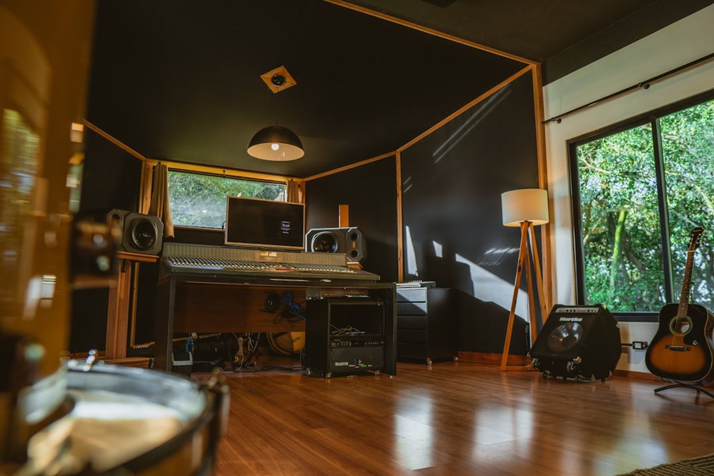 Studio rekaman podcast Sauropod di Gading Serpong dengan lighting dan dua kamera