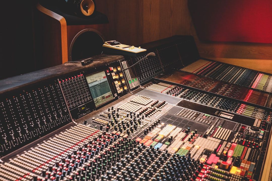 Tabel perbandingan paket studio podcast dengan harga transparan per jam
