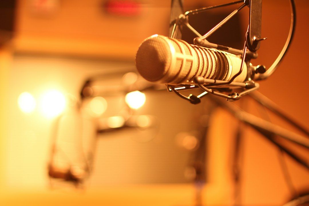 Studio podcast profesional siap sewa dengan microphone dan acoustic treatment untuk live streaming