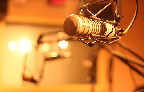 Studio podcast profesional siap sewa dengan microphone dan acoustic treatment untuk live streaming