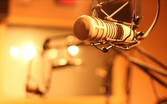 Studio podcast profesional siap sewa dengan microphone dan acoustic treatment untuk live streaming