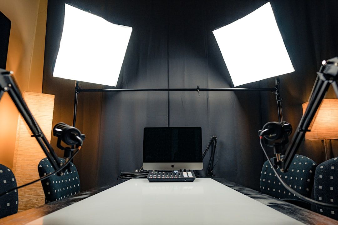 Studio podcast Gading Serpong dengan interior modern, equipment profesional, dan soundproofing untuk recording berkualitas