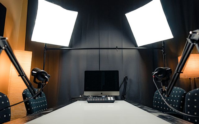 Studio podcast Gading Serpong dengan interior modern, equipment profesional, dan soundproofing untuk recording berkualitas