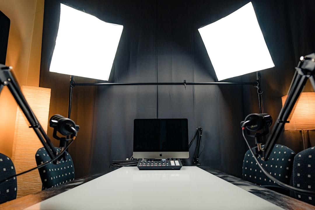Studio podcast Gading Serpong dengan interior modern, equipment profesional, dan soundproofing untuk recording berkualitas