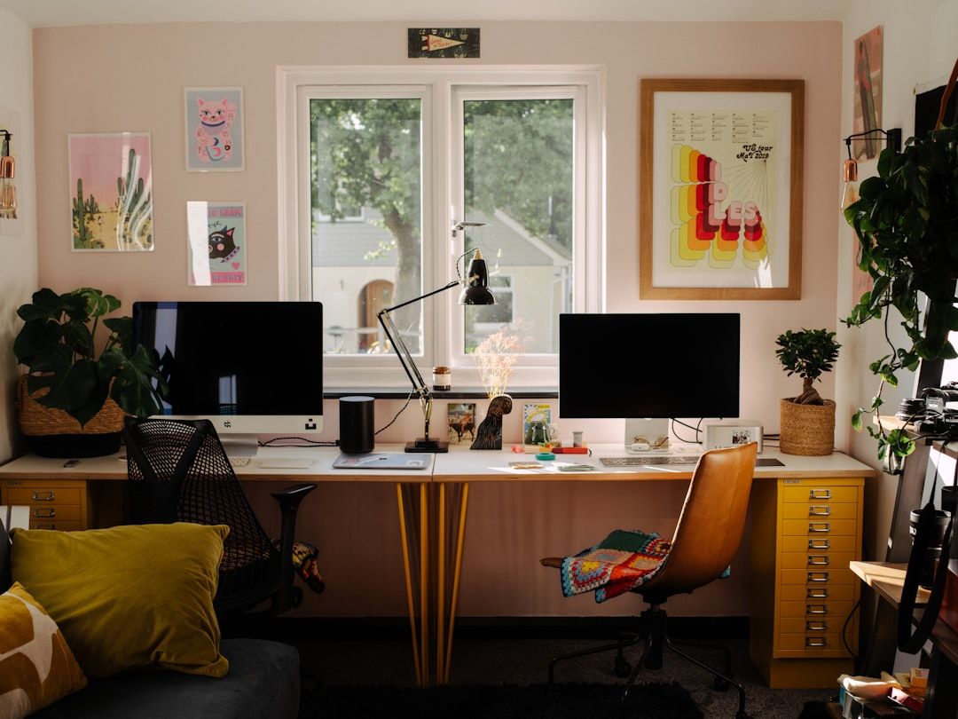 Ruang studio podcast bsd dengan desain modern, pencahayaan profesional, dan setup peralatan siap produksi