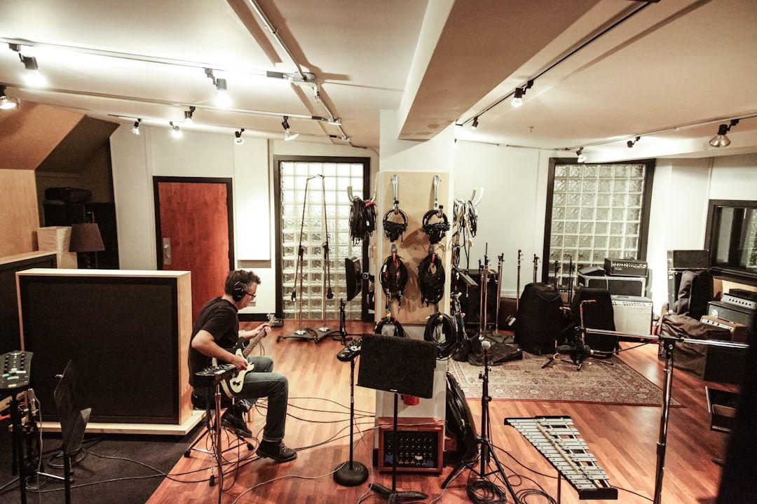 Studio podcast modern dengan microphone, lighting, soundproofing untuk rekaman berkualitas tinggi