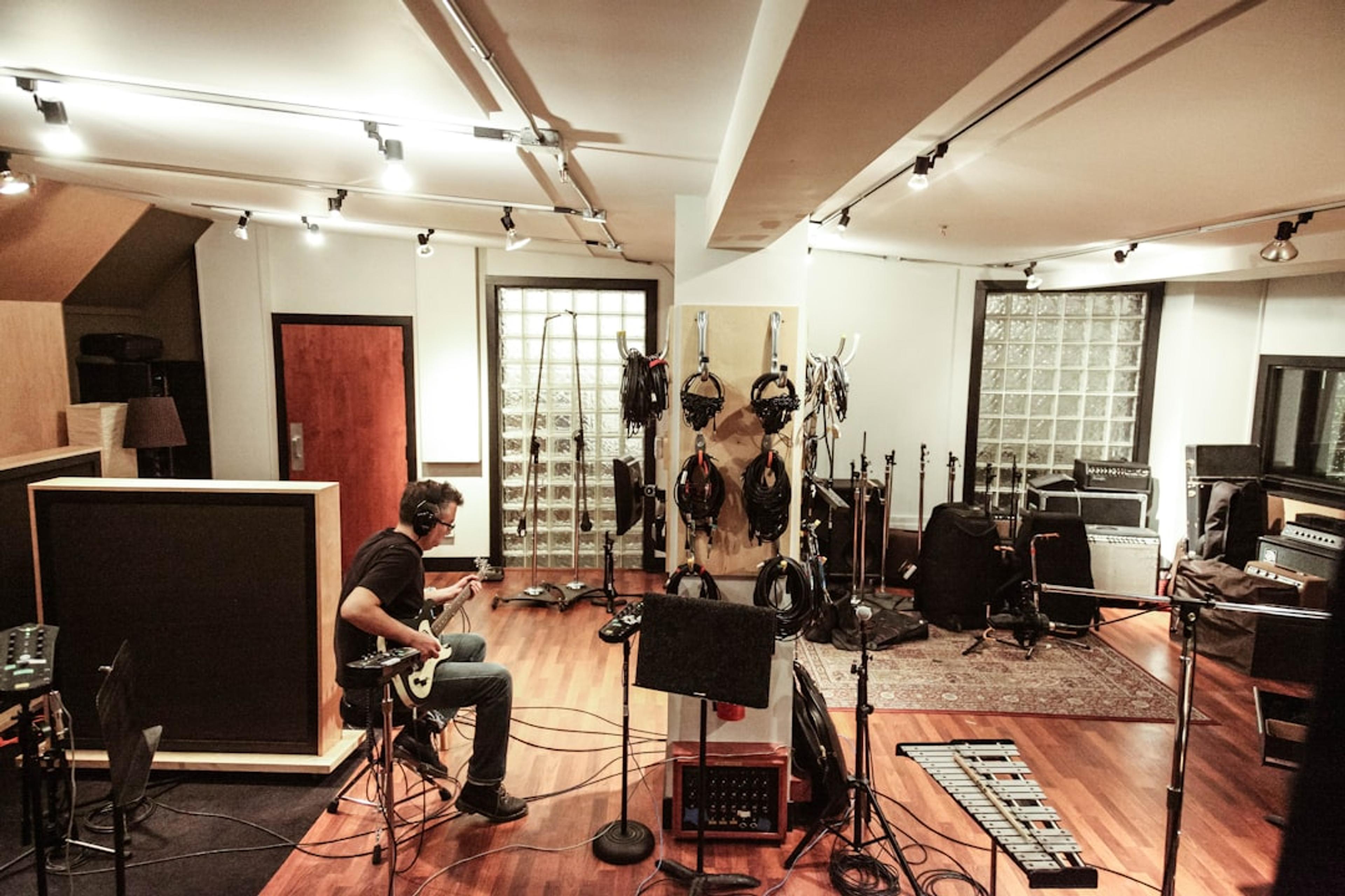 Studio podcast modern dengan microphone, lighting, soundproofing untuk rekaman berkualitas tinggi