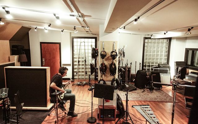 Studio podcast modern dengan microphone, lighting, soundproofing untuk rekaman berkualitas tinggi