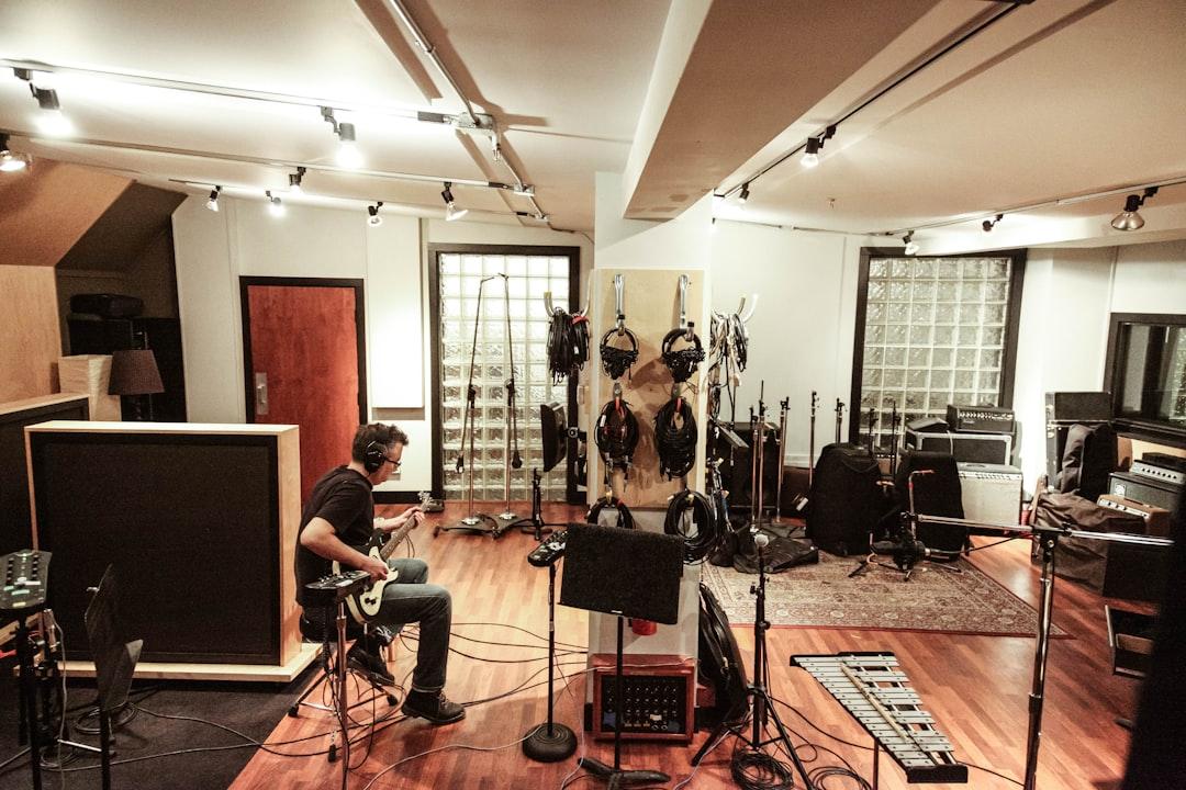 Studio podcast modern dengan microphone, lighting, soundproofing untuk rekaman berkualitas tinggi