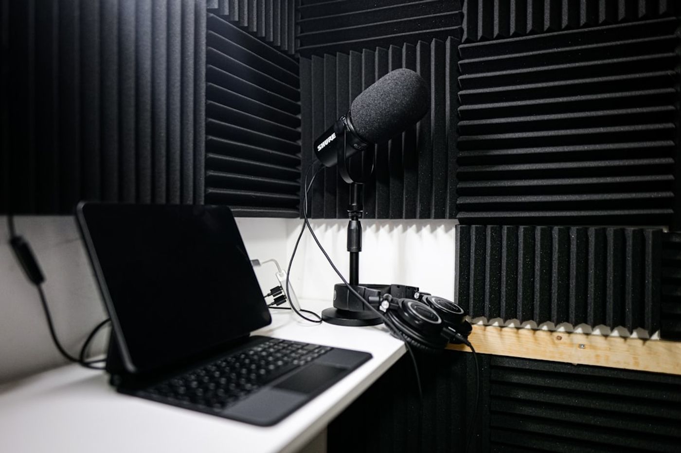 Detail gear podcast in-house siap pakai di studio Gading Serpong