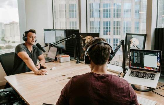 Ruang studio podcast Alam Sutera Gading Serpong dengan mikrofon dan peralatan rekam lengkap
