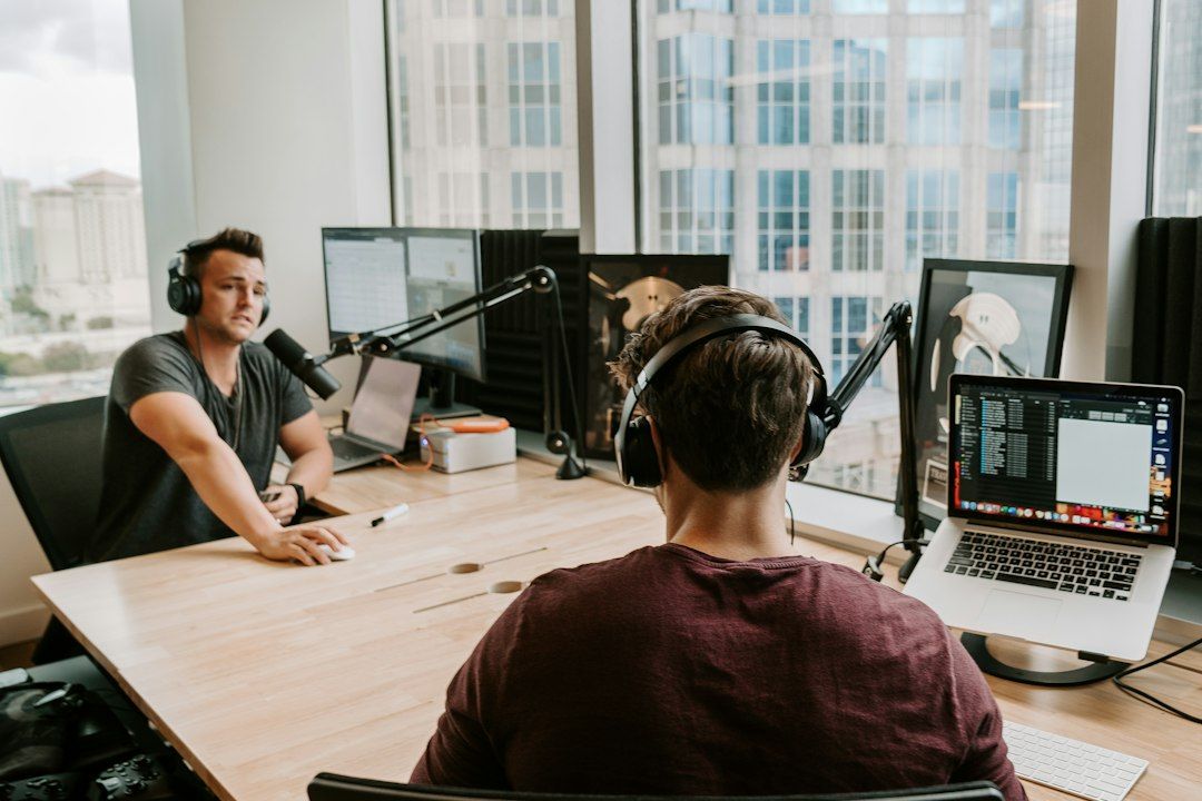 Ruang studio podcast Alam Sutera Gading Serpong dengan mikrofon dan peralatan rekam lengkap