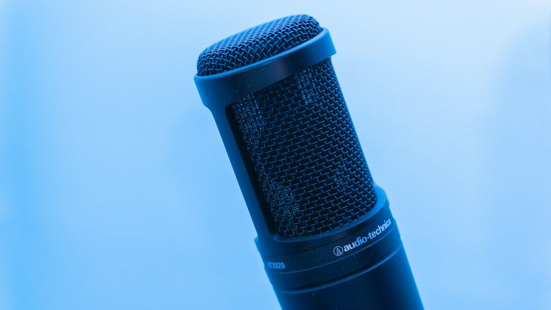 Peralatan microphone profesional di studio podcast terdekat untuk recording berkualitas tinggi
