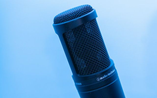 Peralatan microphone profesional di studio podcast terdekat untuk recording berkualitas tinggi