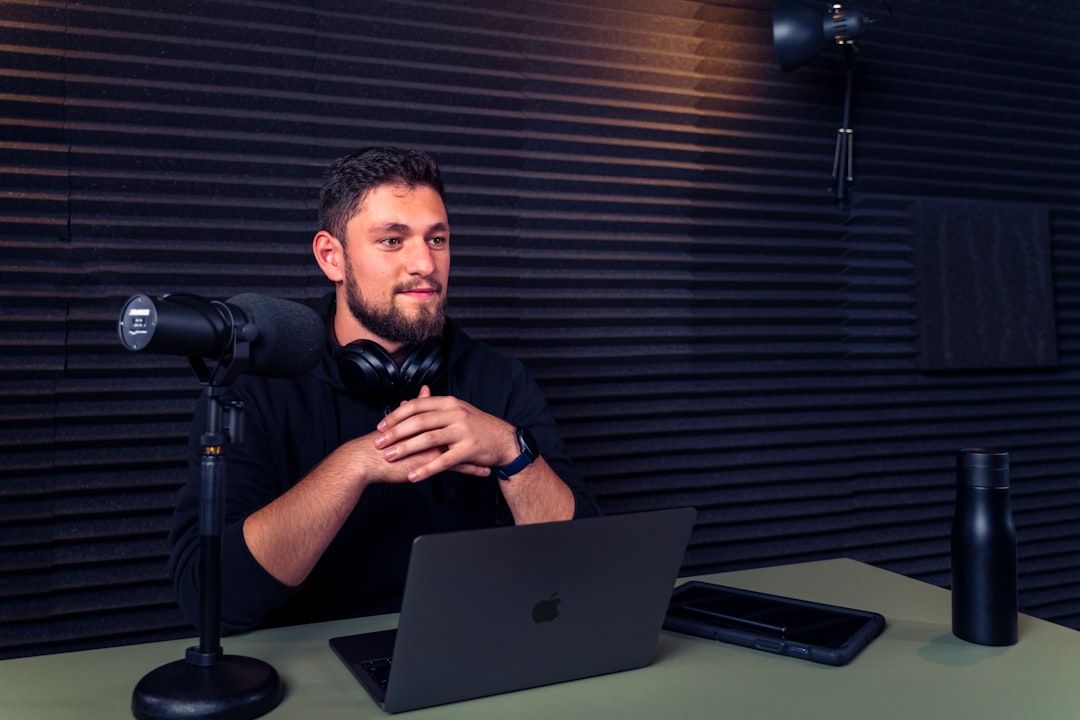 Studio podcast profesional dengan setup multicam dan sound engineer