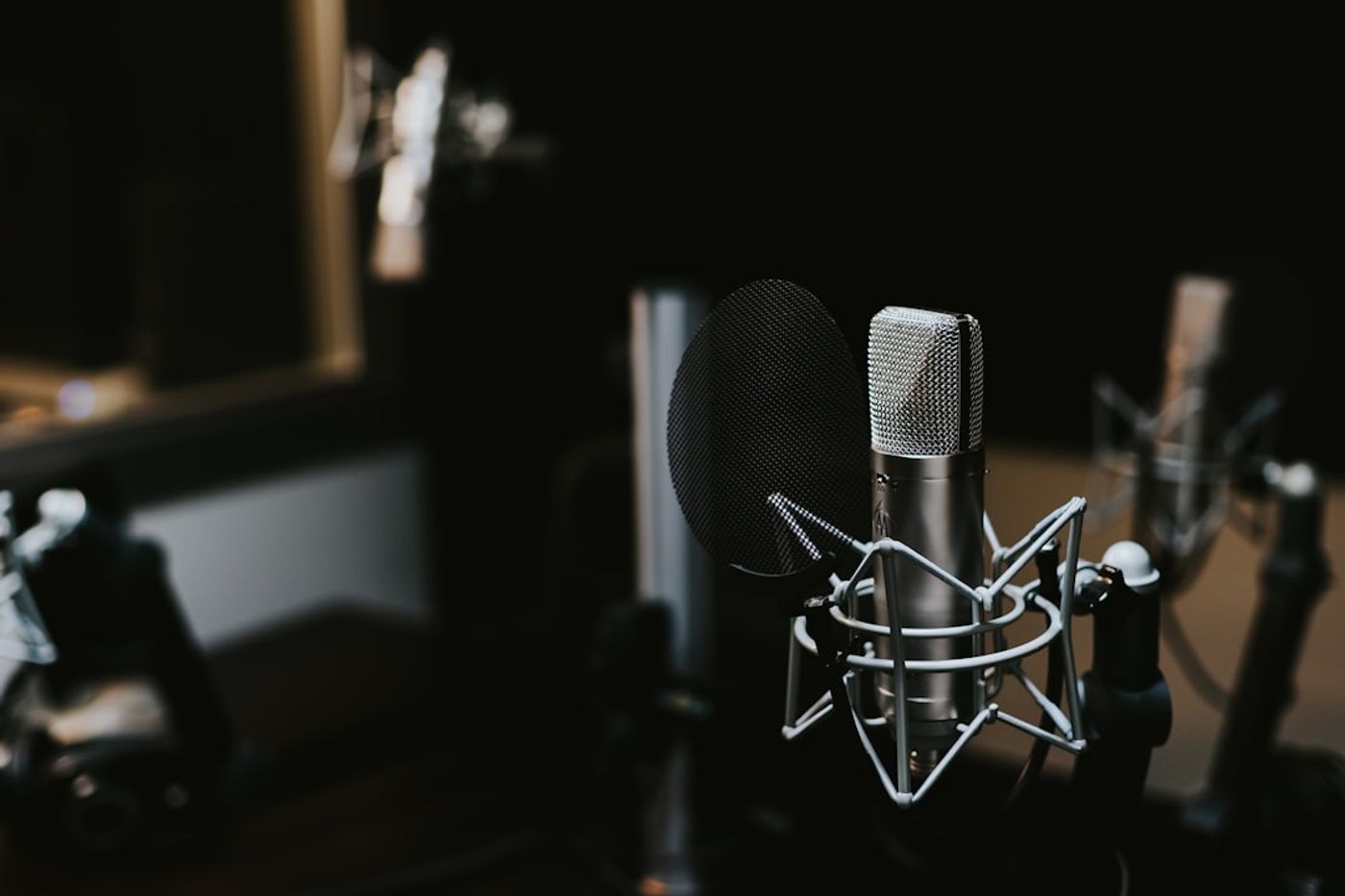 Setup mic Rode dan recorder Zoom Podtrak di studio podcast