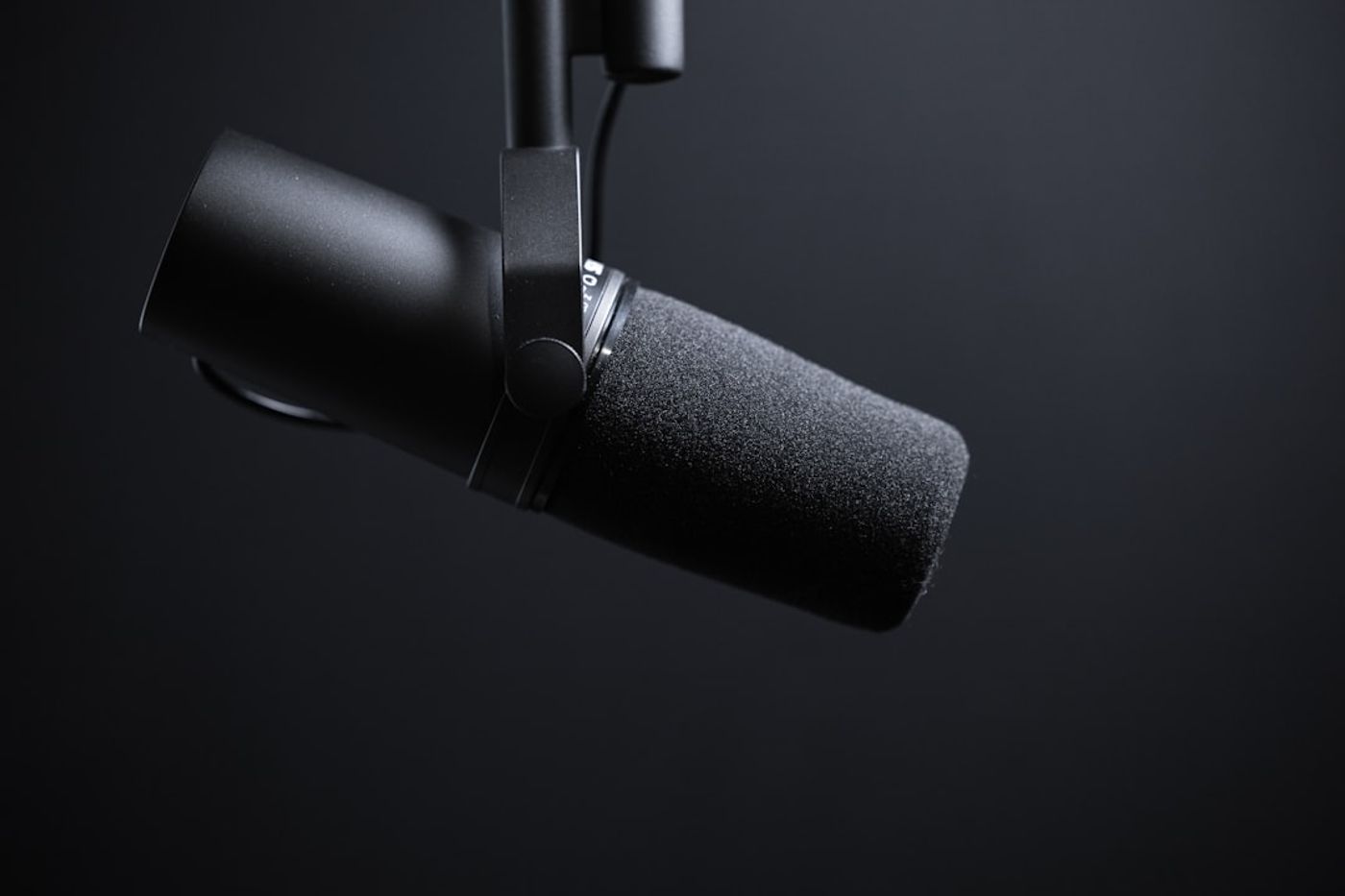 Perbandingan ruang kedap suara dan ruang biasa untuk rekaman podcast