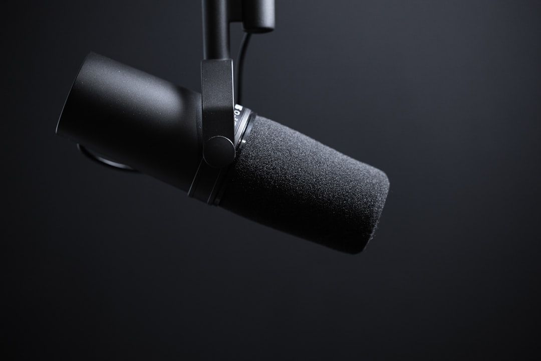 Perbandingan ruang kedap suara dan ruang biasa untuk rekaman podcast