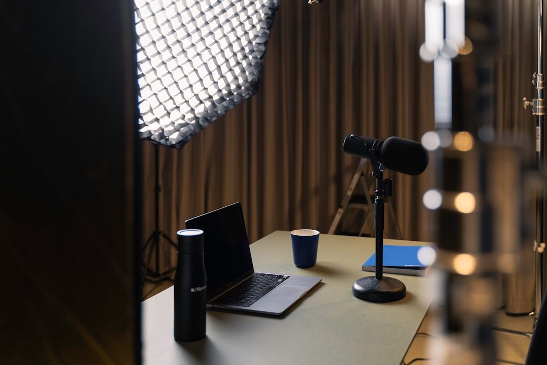 Interior studio podcast modern di Gading Serpong dengan setup mikrofon profesional dan pencahayaan