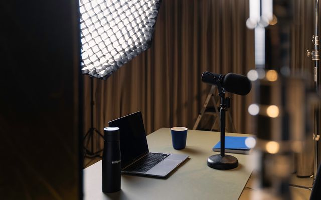 Interior studio podcast modern di Gading Serpong dengan setup mikrofon profesional dan pencahayaan