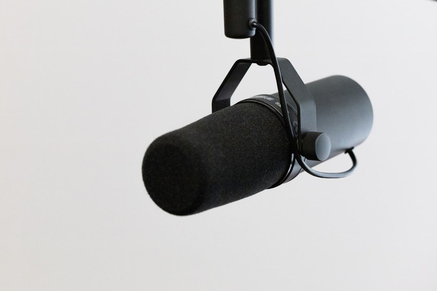 Tabel checklist kebutuhan produksi podcast sebelum booking studio