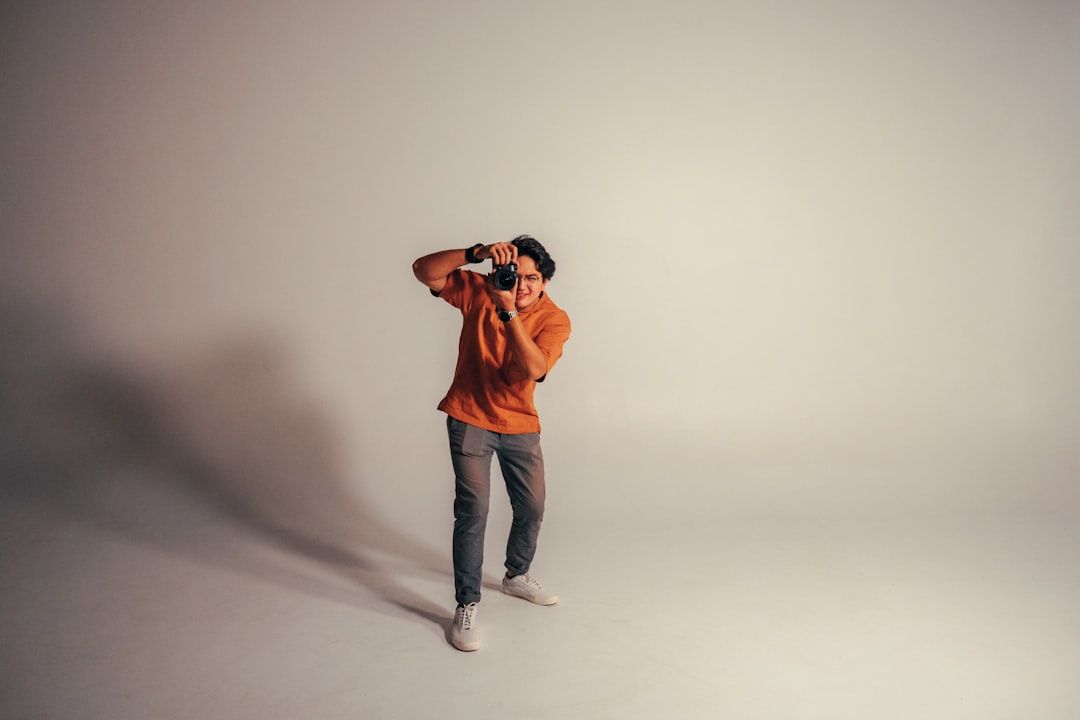 Persiapan setup kamera dan tripod sebelum sesi foto berdiri