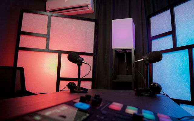 Interior studio podcast modern di Tangerang dengan peralatan recording profesional dan desain minimalis