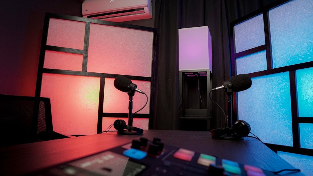 Interior studio podcast modern di Tangerang dengan peralatan recording profesional dan desain minimalis