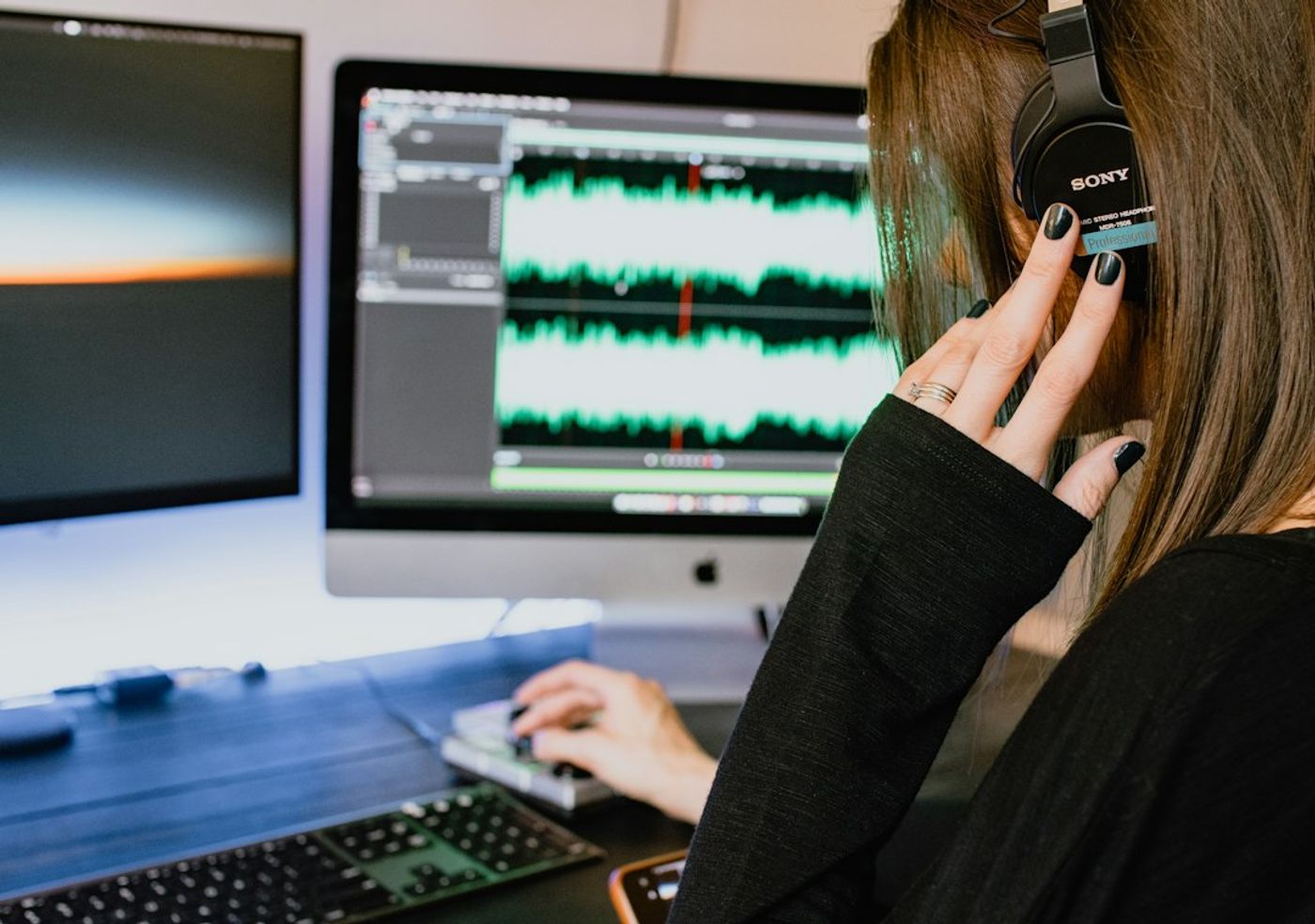 Ruang podcast kecil untuk rekaman 1-2 orang di Gading Serpong