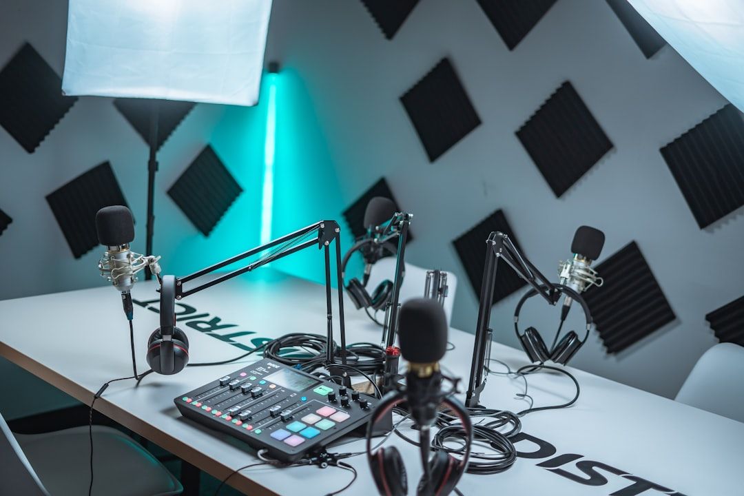 Interior studio rekaman podcast modern dengan mic profesional dan pencahayaan standar