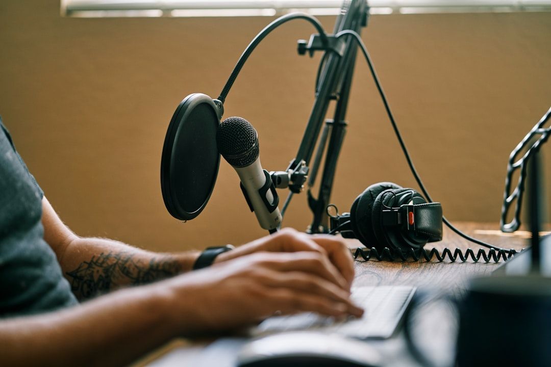 Setup microphone profesional di studio rekaman podcast dengan pop filter dan shock mount