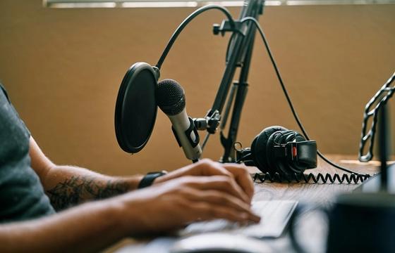 Setup microphone profesional di studio rekaman podcast dengan pop filter dan shock mount