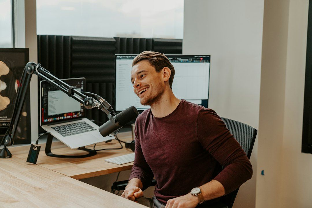 Setup mic podcast untuk format panel di studio