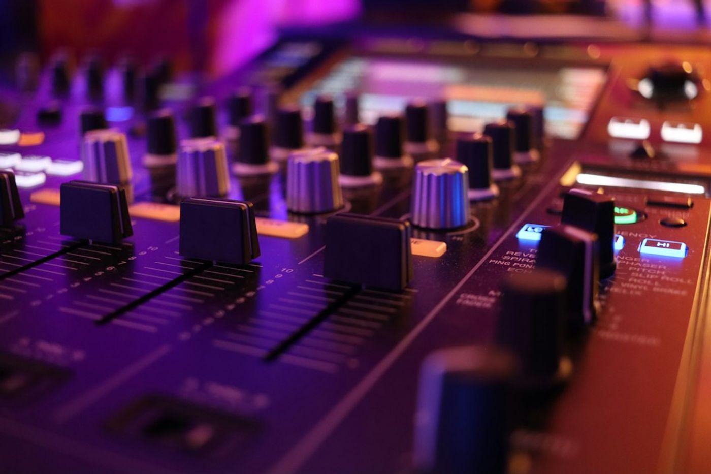 Ruang podcast untuk format duo dan panel di Gading Serpong