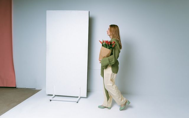 Wanita berpose berdiri dengan backdrop studio, menunjukkan gaya foto berdiri untuk portfolio