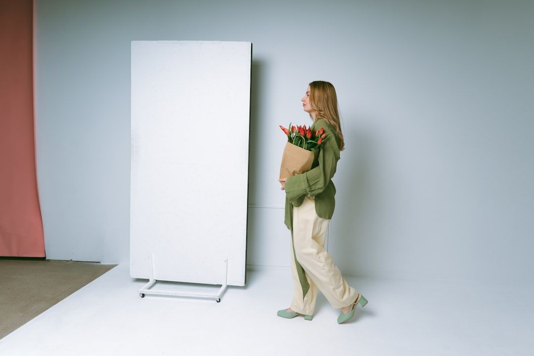 Wanita berpose berdiri dengan backdrop studio, menunjukkan gaya foto berdiri untuk portfolio