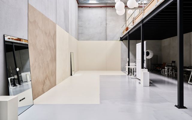Interior studio foto aesthetic modern dengan pencahayaan profesional dan desain minimalis untuk kreator konten