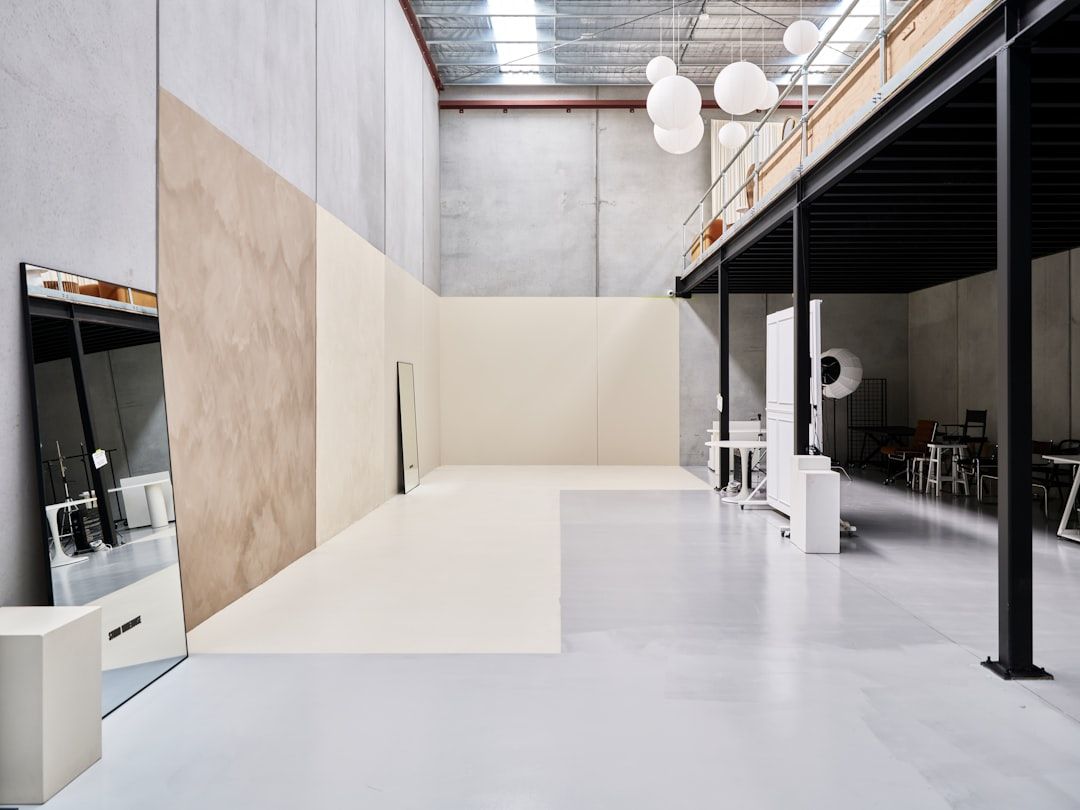 Interior studio foto aesthetic modern dengan pencahayaan profesional dan desain minimalis untuk kreator konten