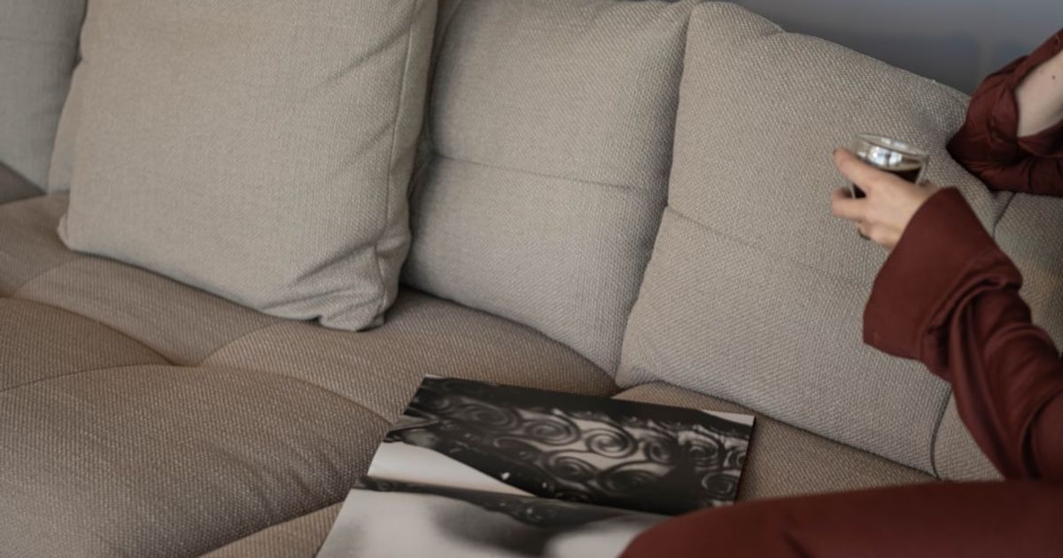 Så får du bort kaffefläckar från ljusa möbler
