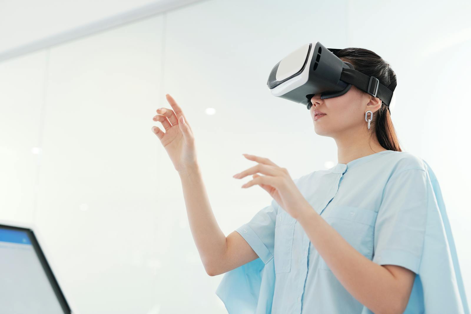 A student wearing a virtual reality headset during an immersive practice session