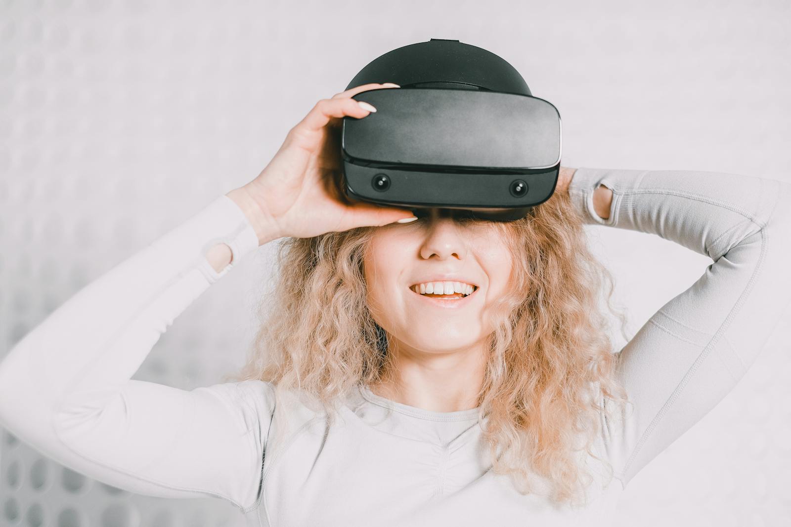A trainee immersed in a virtual reality scenario through a headset