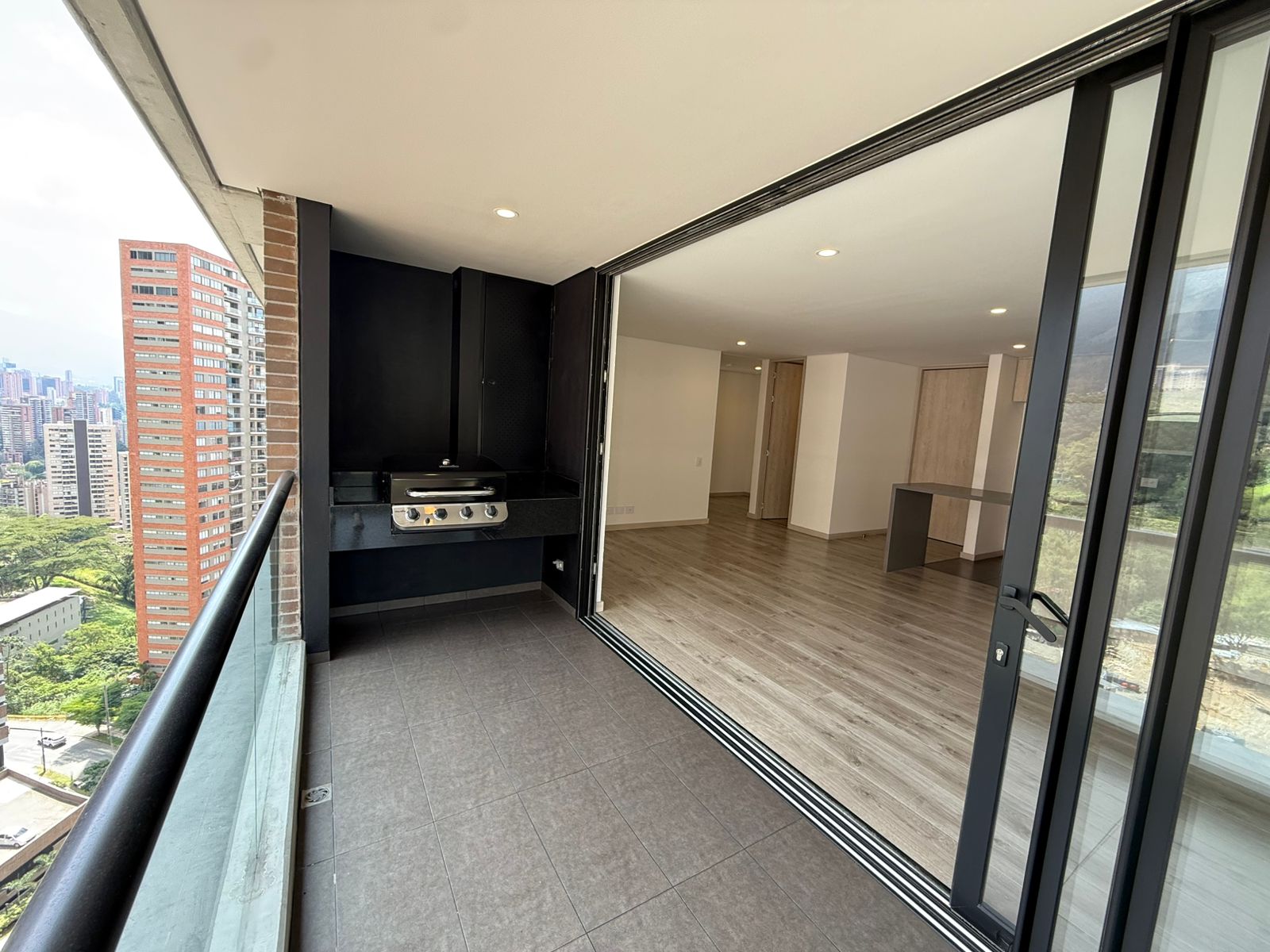 Apartamento Nuevo en Piso 19 con Balcón BBQ y Vistas Panorámicas en El Poblado