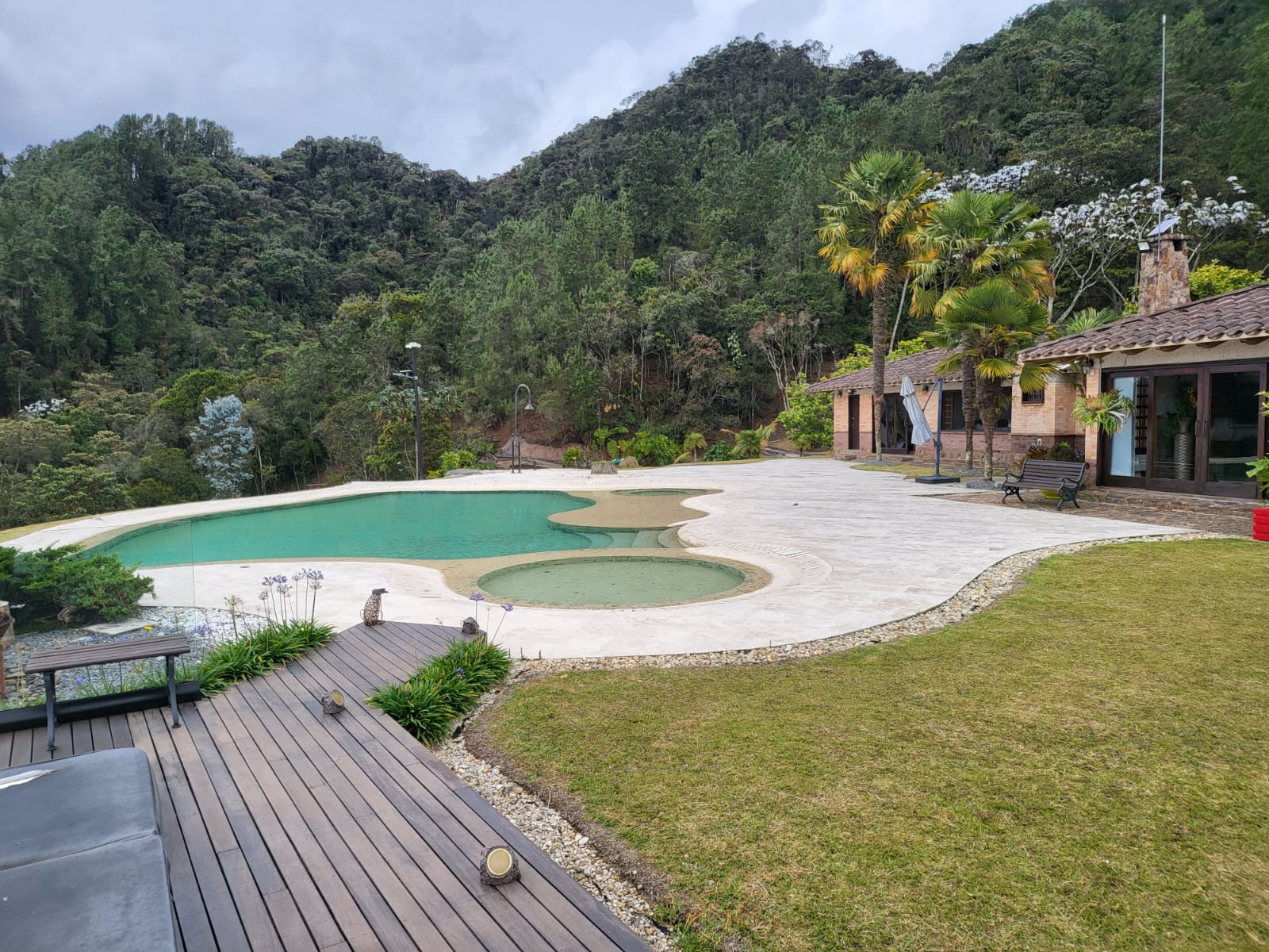 Majestuosa Finca: 800m2 Construidos, Piscina, Bosque Privado y Permiso para 2 Casas Más.