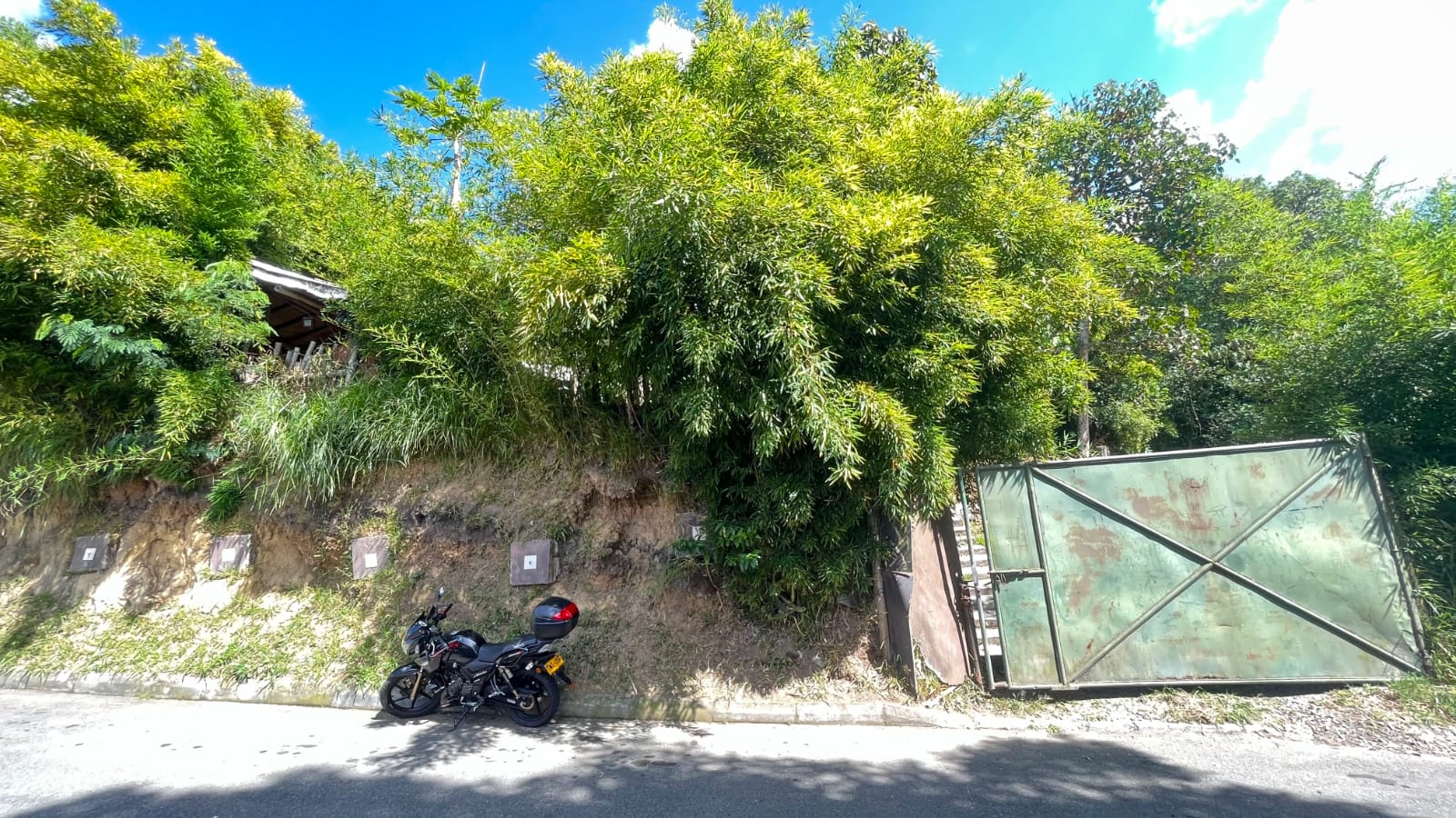 Lote Esquinero en Envigado de 1.876m2 para Proyecto o Mansion