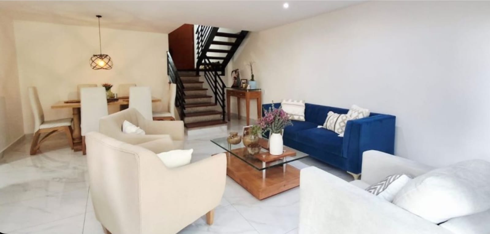 Casa Campestre de Lujo en Altos del Poblado con Pergola y Jardin